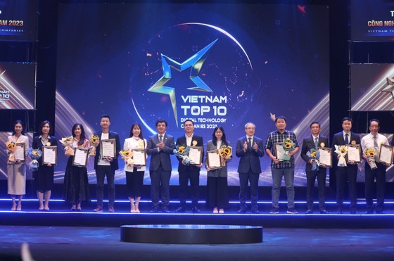 Các doanh nghiệp có sản phẩm được vinh danh tốp 10 Doanh nghiệp công nghệ số xuất sắc Việt Nam 2023. Ảnh: T.B ảnh 1
