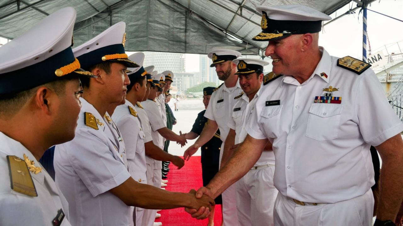 Ông David Barr, thuyền trưởng tàu HMNZS Aotearoa chào đoàn hải quân Việt Nam.