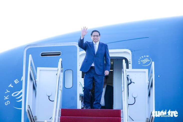 Thủ tướng Phạm Minh Chính vẫy tay chào khi đến sân bay quân sự Andrews sáng 19-9 (giờ địa phương) - Ảnh: DUY LINH