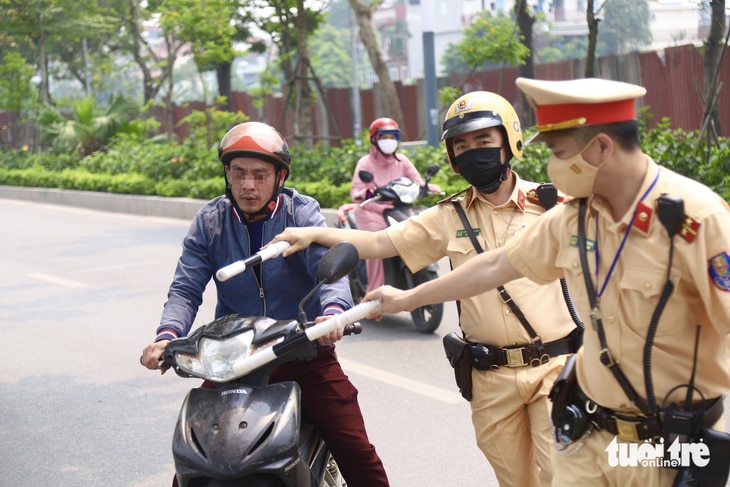 Cảnh sát giao thông Hà Nội dừng phương tiện vi phạm - Ảnh: DANH TRỌNG