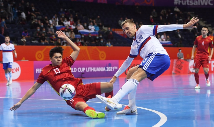 Tuyển futsal Việt Nam (trái) trong trận thua sít sao Nga 2-3 ở World Cup futsal 2021 - Ảnh: GETTY IMAGES