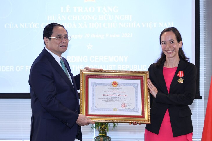 Thủ tướng Phạm Minh Chính trao Huân chương Hữu nghị cho bà Aurélia Nguyễn - Ảnh: NHẬT BẮC