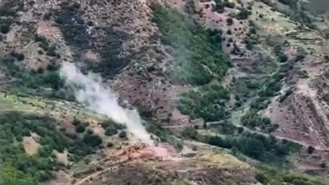 (09.19) Khói bốc lên từ một vụ nổ do pháo kích từ Azerbaijan tại khu vực Nagorno-Karabakh ngày 19/9. (Nguồn: Bộ Quốc phòng Azerbaijan)