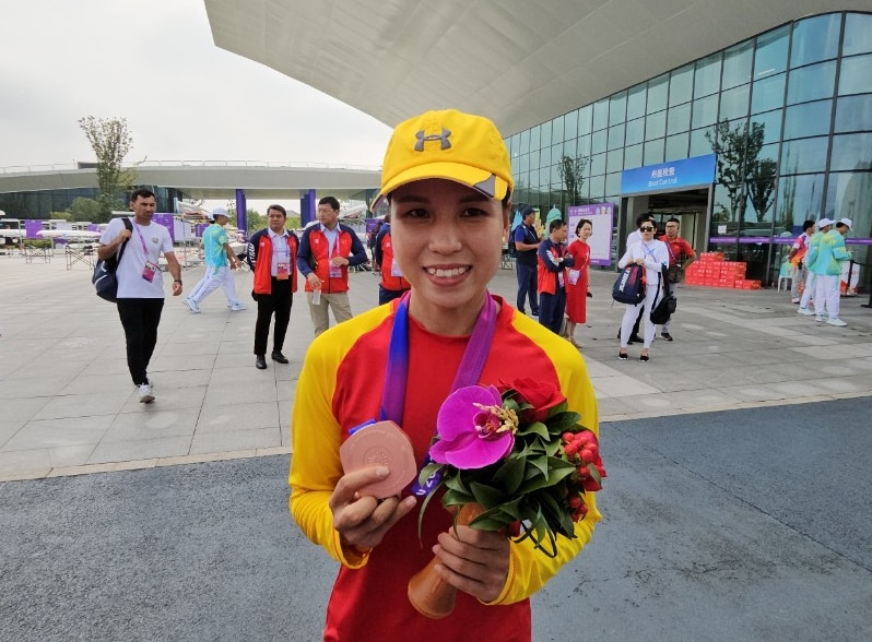 Nữ VĐV Hà Thị Vui hạnh phúc với tấm HCĐ mở hàng huy chương cho đoàn thể thao Việt Nam tại ASIAD 19