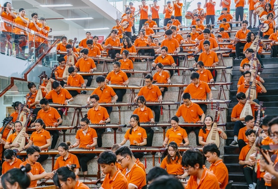 1350 sinh viên và giảng viên tham gia trình diễn trong MV Thiên âm vừa giành Kỷ lục Việt Nam