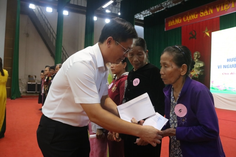 Phó Chủ tịch Thường trực UBND tỉnh Thừa Thiên Huế tặng quà cho người cao tuổi tại buổi lễ.