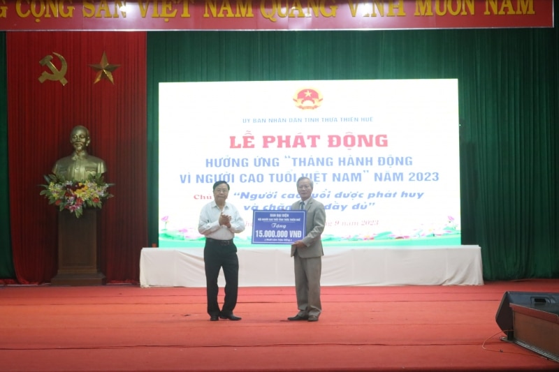 Ban đại diện Hội người cao tuổi của tỉnh Thừa Thiên Huế tặng 15 triệu đồng cho Ban đại diện Hội người cao tuổi huyện Phú Lộc.