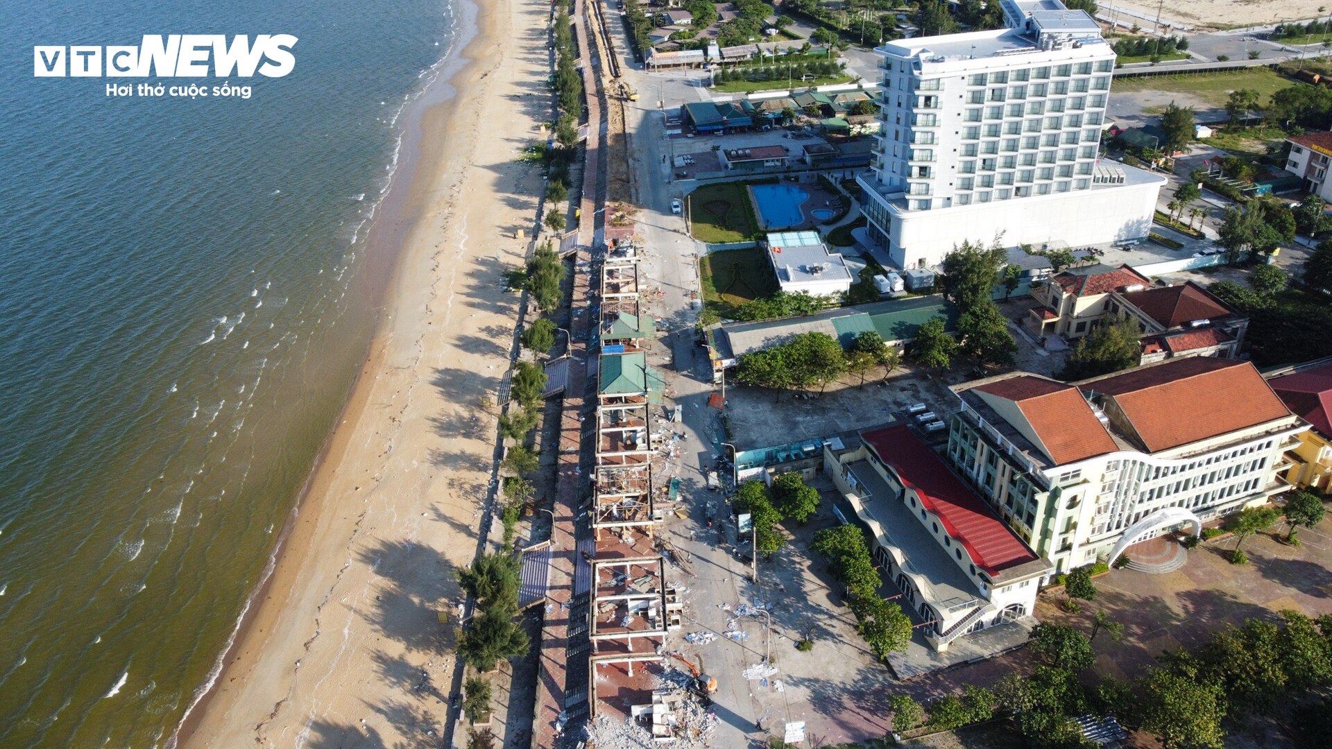 Phá dỡ gần 50 ki ốt án ngữ trước bãi biển đẹp nhất Hà Tĩnh - 13