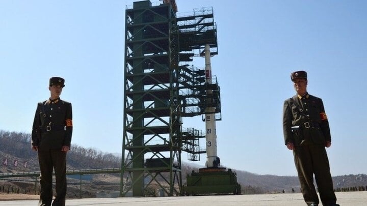 Lính Triều Tiên đứng cạnh xe phóng vệ tinh Unha-3.