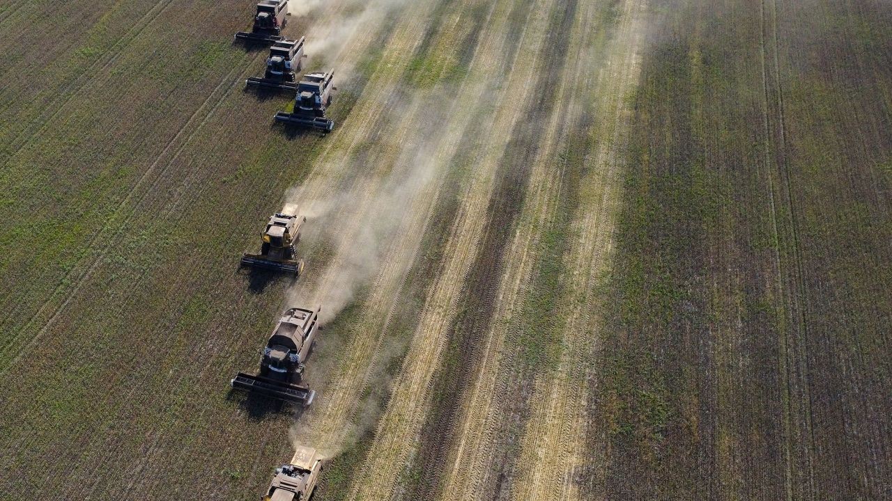 Máy gặt đập liên hợp thu hoạch lúa mì ở vùng Novosibirsk thuộc Siberia vào tháng 9. Máy gặt đập liên hợp thu hoạch lúa mì ở vùng Novosibirsk thuộc Siberia vào tháng 9. (Nguồn: AFP)