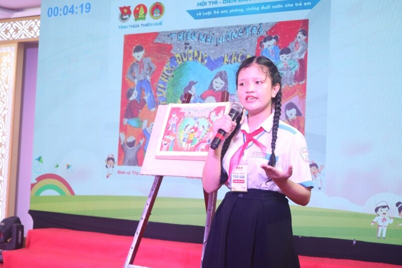 Phần thi thuyết trình tranh tuyên truyền của thí sinh đến từ thị xã Hương Trà