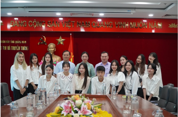 Sinh viên lớp Truyền thông chính sách K40 chụp ảnh lưu niệm cùng cán bộ Sở Thông tin và Truyền thông tỉnh Quảng Ninh