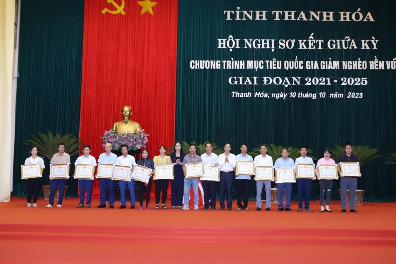 Các cá nhân, tập thể vinh dự nhận bằng khen của Chủ tịch UBND tỉnh Thanh Hóa