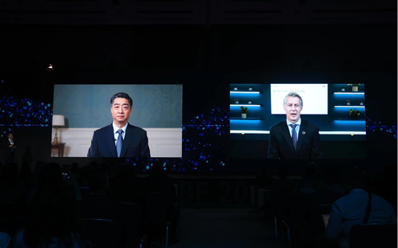 Ông Ken Hu - Chủ tịch luân phiên của Huawei và ông Granryd - Tổng giám đốc GSMA trao đổi tại MBBF 2023 ảnh 1