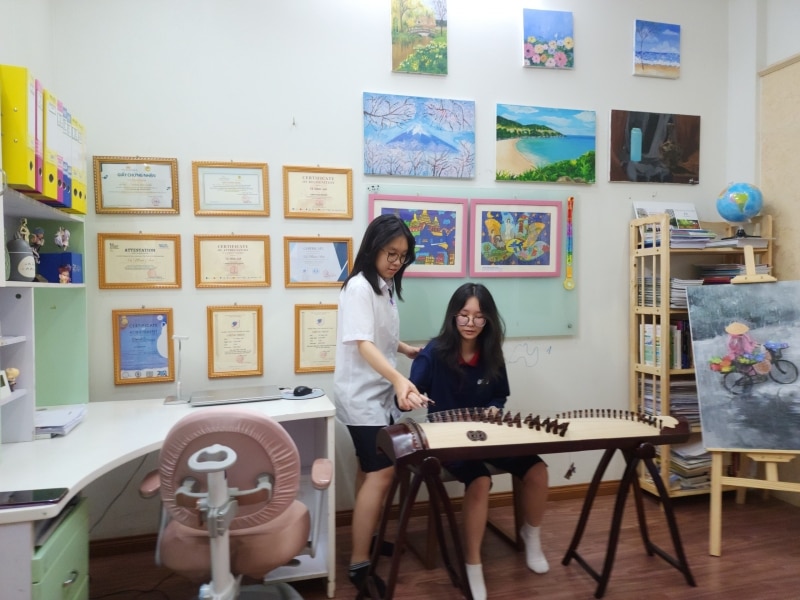 Không chỉ yêu hội họa, hai chị em Minh Anh và Anh Thư còn rất thích chơi đàn