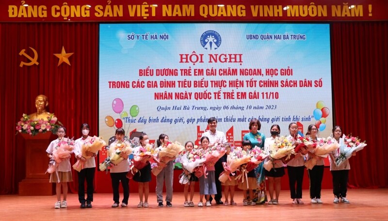Em Phùng Thị Hà Vi (ngoài cùng bên phải) và các trẻ em gái được biểu dương tại Hội nghị biểu dương trẻ em gái chăm ngoan, học giỏi trong các gia đình tiêu biểu thực hiện tốt chính sách dân số.