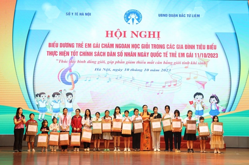 Các trẻ em gái được biểu dương tại Hội nghị biểu dương trẻ em gái chăm ngoan, học giỏi trong các gia đình tiêu biểu thực hiện tốt chính sách dân số tổ chức ngày 10/10/2023 tại Quận Bắc Từ Liêm, Hà Nội