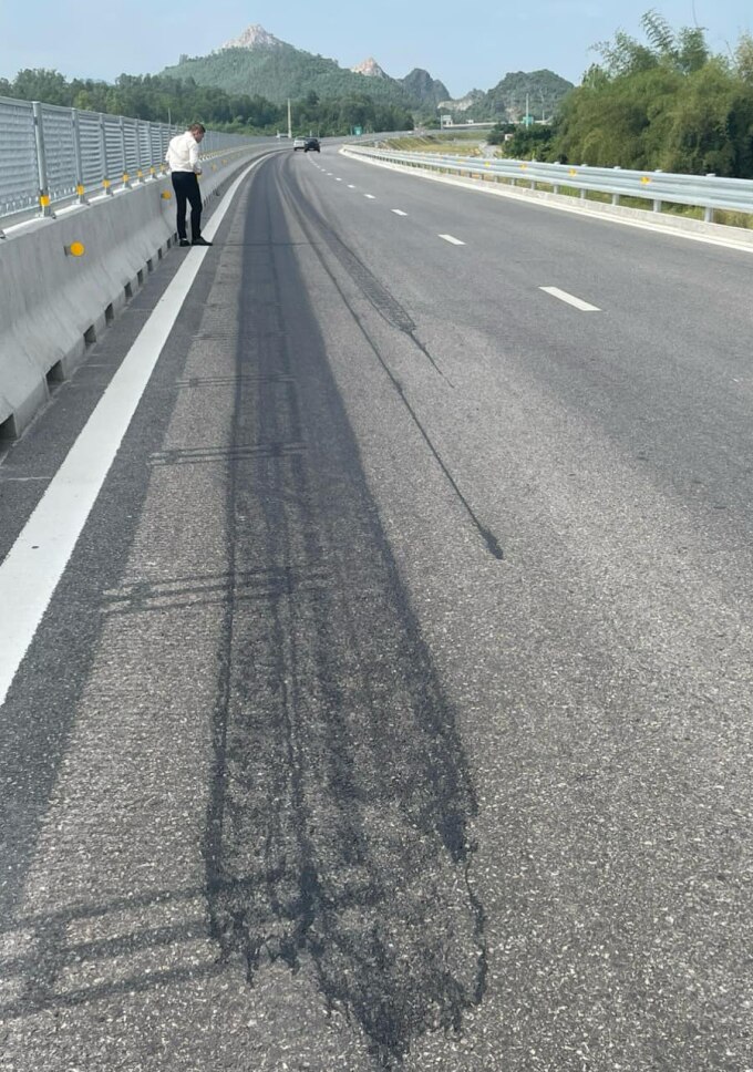 Vệt màu đen bất thường trên cao tốc Nghi Sơn - Diễn Châu nghi do kẻ xấu đổ hóa chất. Ảnh: Lam Sơn