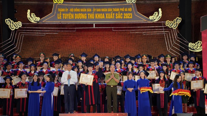 Hiếu được nhận bằng khen và kỷ niệm chương trong lễ tuyên dương thủ khoa xuất sắc của Hà Nội, ngày 10/10. Ảnh: Nhân vật cung cấp