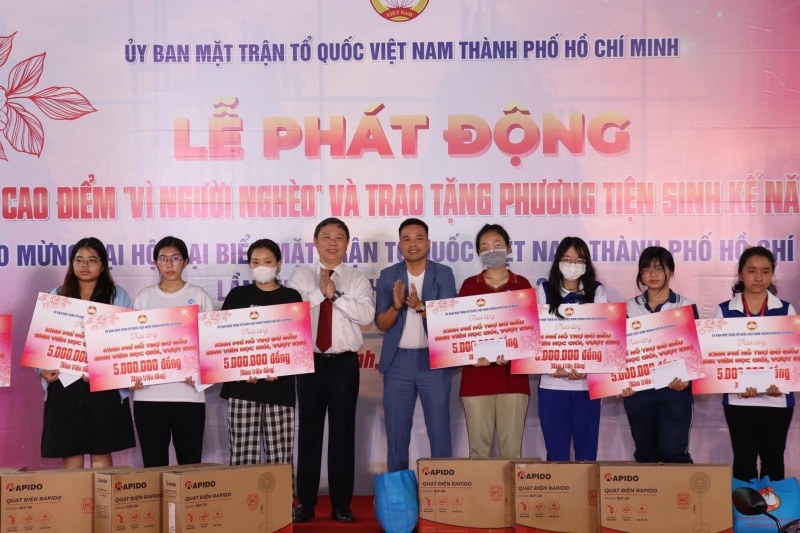 Ông Dương Anh Đức, Phó Chủ tịch UBND TP.HCM cùng đại biểu tặng quà cho sinh viên học giỏi, vượt khó.