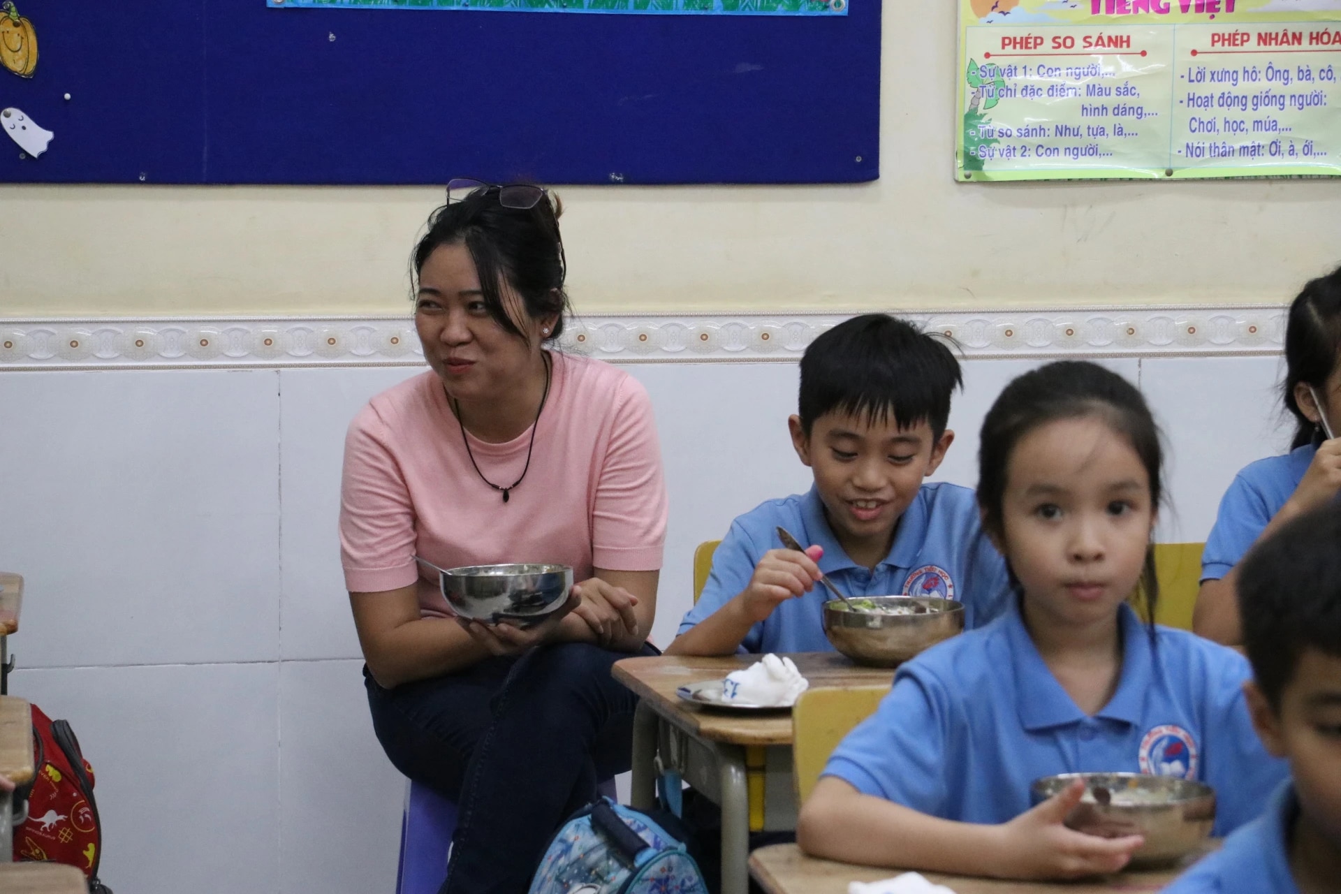 Trường học TP.HCM mời cha mẹ vào ăn cơm bán trú cùng con - Ảnh 9.