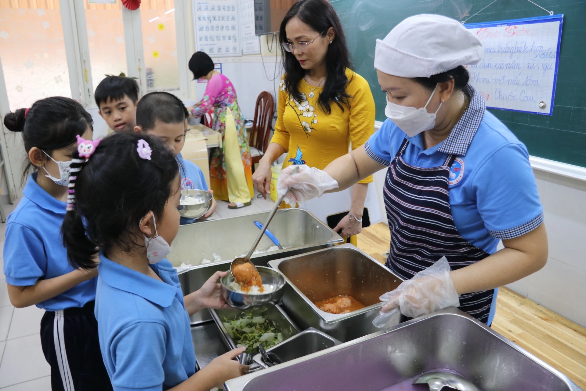 Trường học TP.HCM mời cha mẹ vào ăn cơm bán trú cùng con - Ảnh 10.