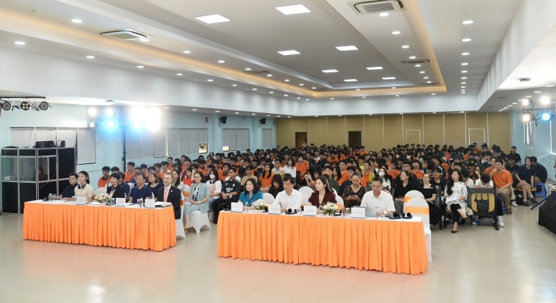 400 sinh viên trường Đại học FPT Hà Nội có cơ hội tham gia thảo luận và chia sẻ về cách ngăn chặn và ứng phó với bạo lực trên cơ sở giới.