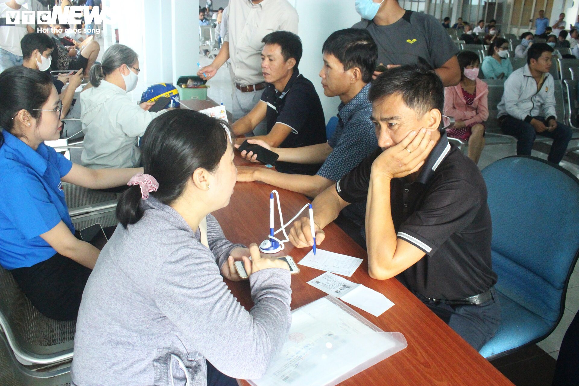 Ga Sài Gòn ngày đầu mở bán vé Tết, người dân mua vé dễ dàng - 4