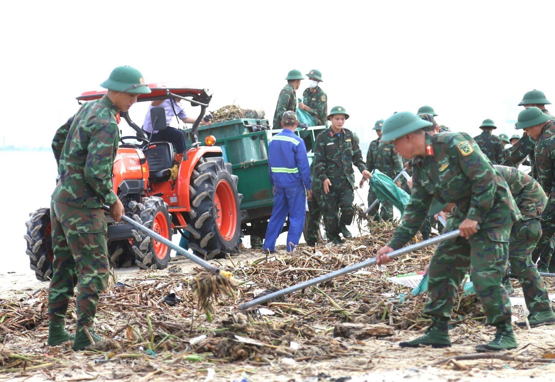 3.000 người dọn rác bủa vây vịnh Đà Nẵng sau mưa lũ - 4