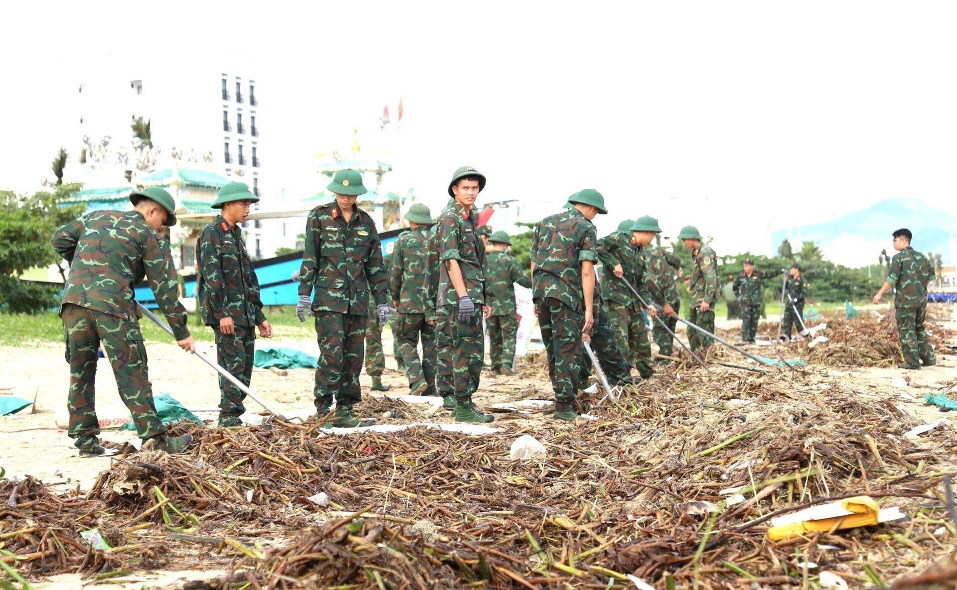 3.000 người dọn rác bủa vây vịnh Đà Nẵng sau mưa lũ - 7