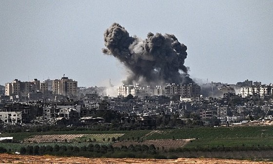 Cột khói bốc lên tại thành phố Gaza sau đòn không kích của Israel hôm 21-10. Ảnh: AFP ảnh 1