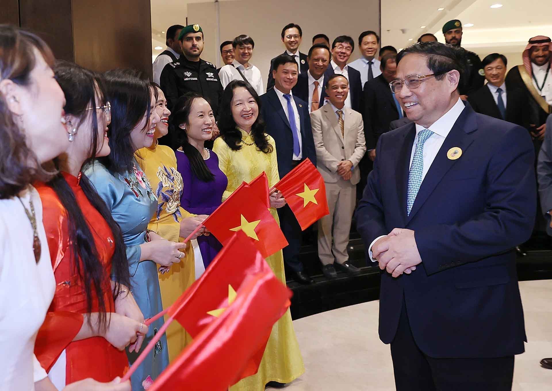 Cán bộ, nhân viên Đại sứ quán và cộng đồng người Việt Nam tại Saudi Arabia đón Thủ tướng Phạm Minh Chính. (Nguồn: TTXVN)