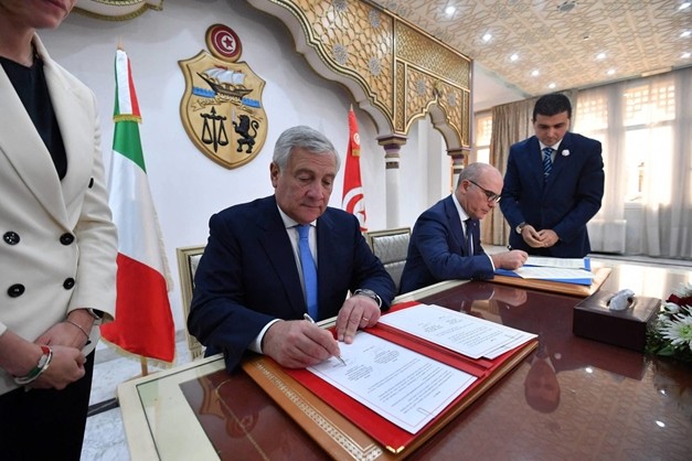 Văn kiện này được Bộ trưởng Ngoại giao Tunisia Nabil Ammar và Phó Thủ tướng kiêm Bộ trưởng Ngoại giao Italy Antonio Tajani ký kết trong khuôn khổ chuyến thăm và làm việc của ông Tajani tới quốc gia Bắc Phi. (Nguồn: Asharq Al Awsat)