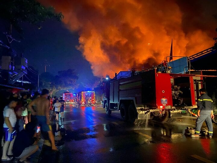 Nhiều xe cứu thuong đang tiếp cận để tìm cách khống chế đám cháy.