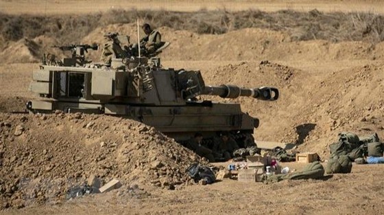 Xe quân sự Israel ở gần biên giới với Dải Gaza, ngày 15-10. Ảnh: TTXVN ảnh 2