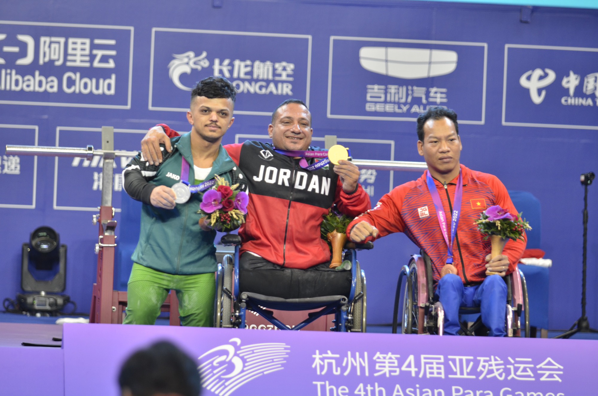 Lực sĩ Lê Văn Công nén đau đoạt huy chương Asian Para Games  - Ảnh 3.