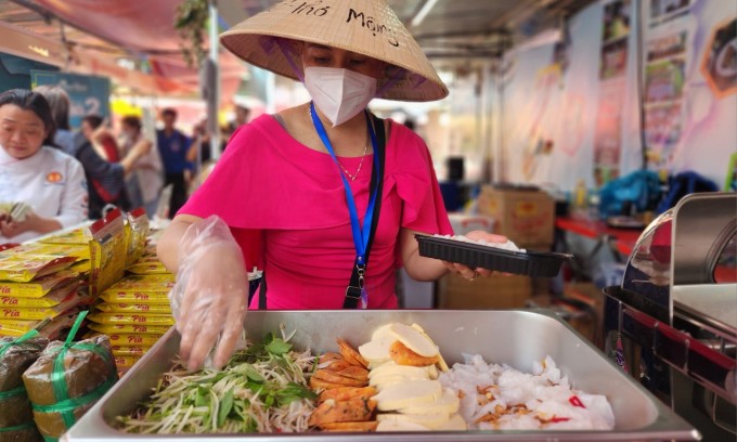 Chị Hương đang phục vụ món bánh ướt chay cho khách