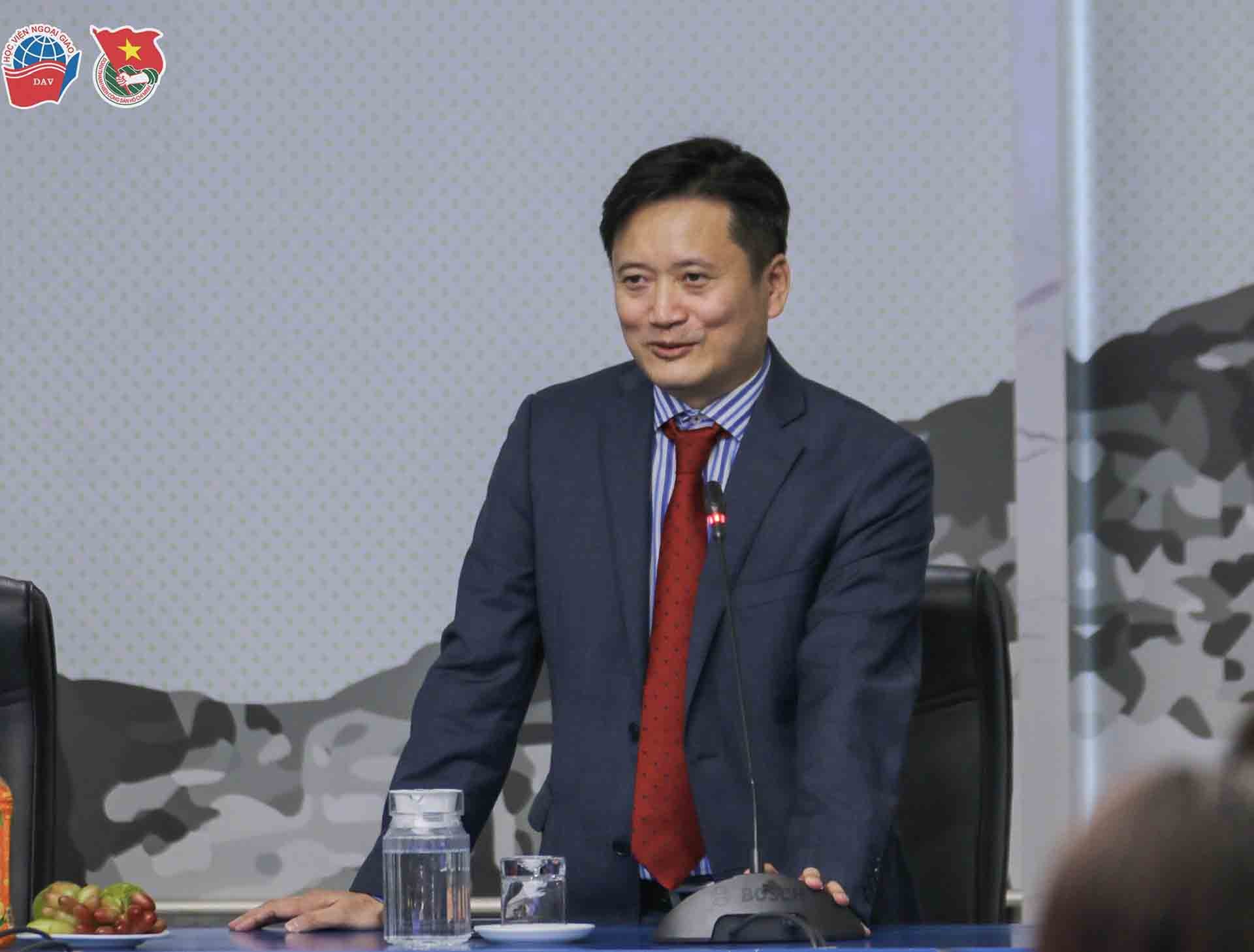 Phó Giám đốc Học viện Ngoại giao Nguyễn Hùng Sơn phát biểu.