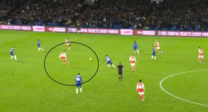 Havertz (khoanh tròn) nhận bóng trước khi chuyền cho Saka - người sau đó kiến tạo để Troussard gỡ hoà 2-2 cho Arsenal. Ảnh: Premier League