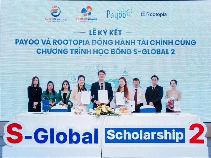 Ông Nguyễn Tiến Nam - CEO SunUni Academy ký hợp tác với đối tác tài chính Rootopia và Payoo trong sự kiện công bố triển khai học bổng S-Global giai đoạn 2.