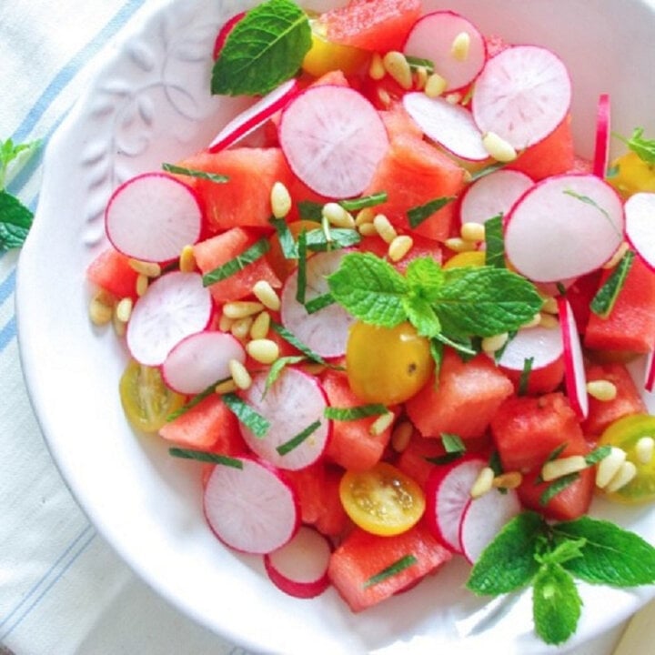Thêm vài lát củ cải đỏ sẽ giúp món salad tăng hương vị.