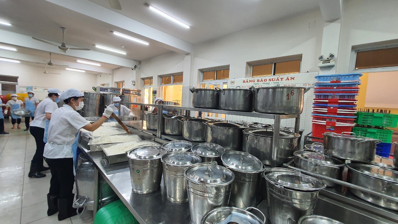Trường học TP.HCM mời phụ huynh vào nhà bếp, ăn cơm bán trú - Ảnh 4.