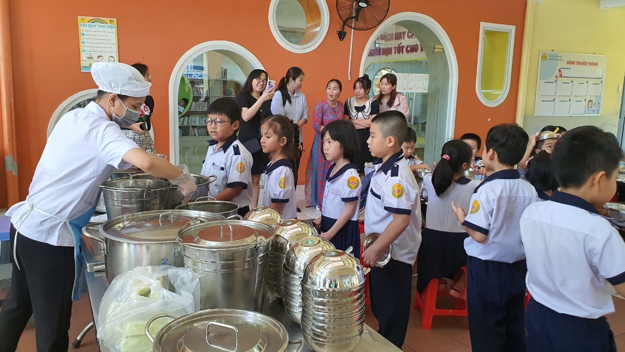 Trường học TP.HCM mời phụ huynh vào nhà bếp, ăn cơm bán trú - Ảnh 6.