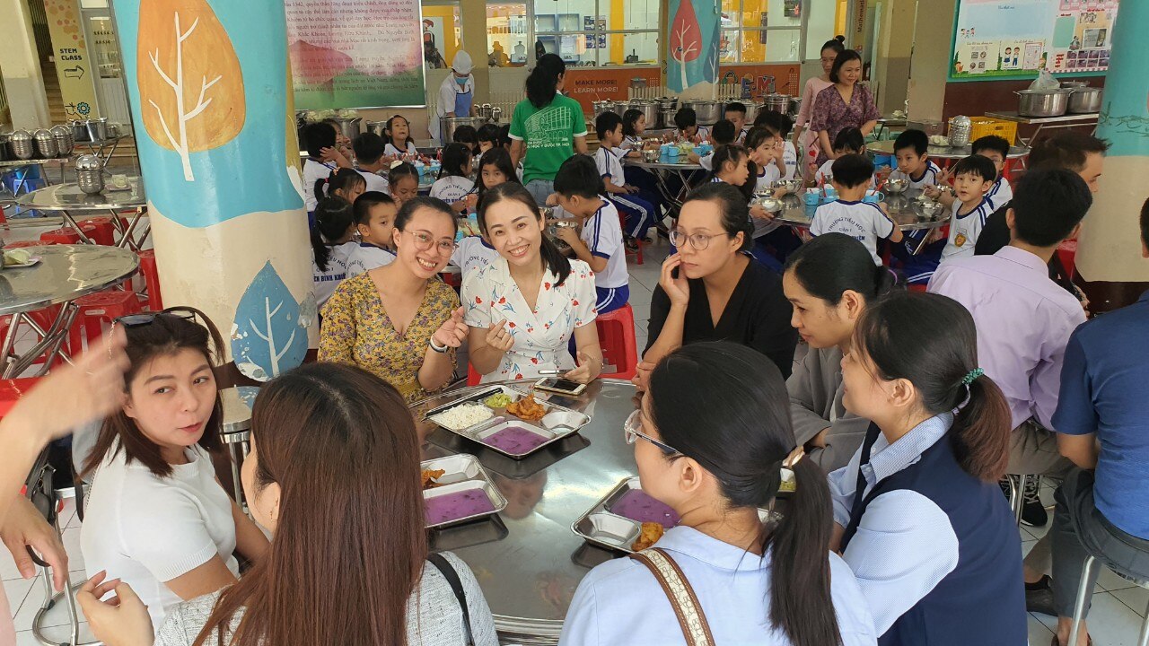 Trường học TP.HCM mời phụ huynh vào nhà bếp, ăn cơm bán trú - Ảnh 11.