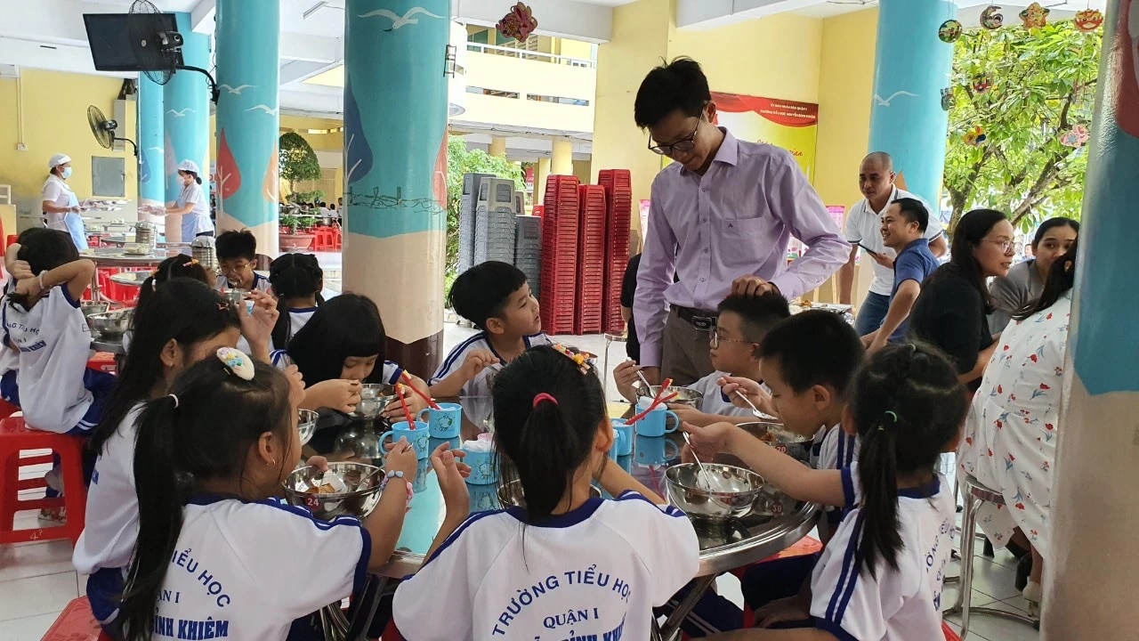 Trường học TP.HCM mời phụ huynh vào nhà bếp, ăn cơm bán trú - Ảnh 13.