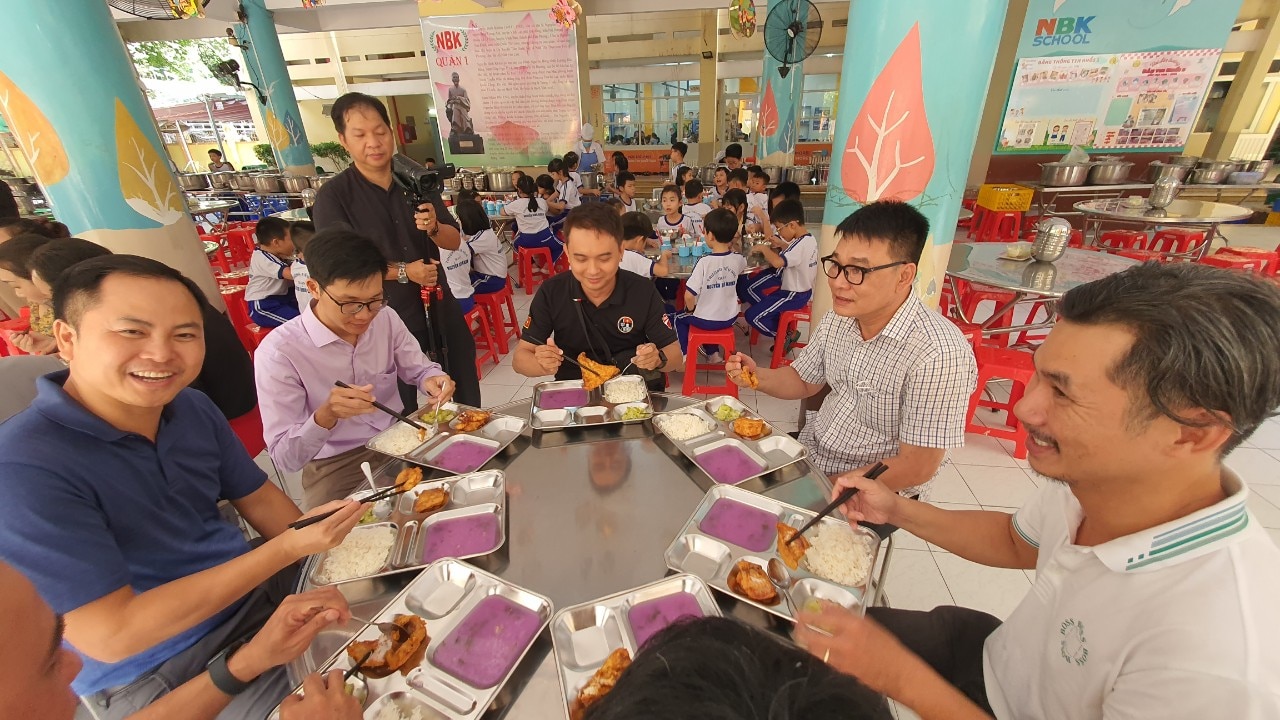 Trường học TP.HCM mời phụ huynh vào nhà bếp, ăn cơm bán trú - Ảnh 14.