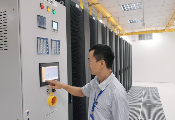 Một nhân viên kỹ thuật IDC Hòa Lạc đang vận hành thiết bị trong khu vực đặt các tủ racks ảnh 6