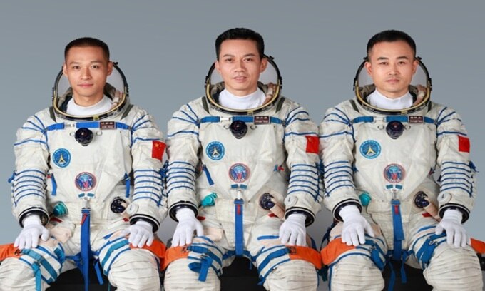 Phi hành gia Tang Hongbo (giữa), Tang Shengjie (phải) và Jiang Xinlin (trái) sẽ sống trên trạm Thiên Cung tới tháng 4 năm sau. Ảnh: Xinhua