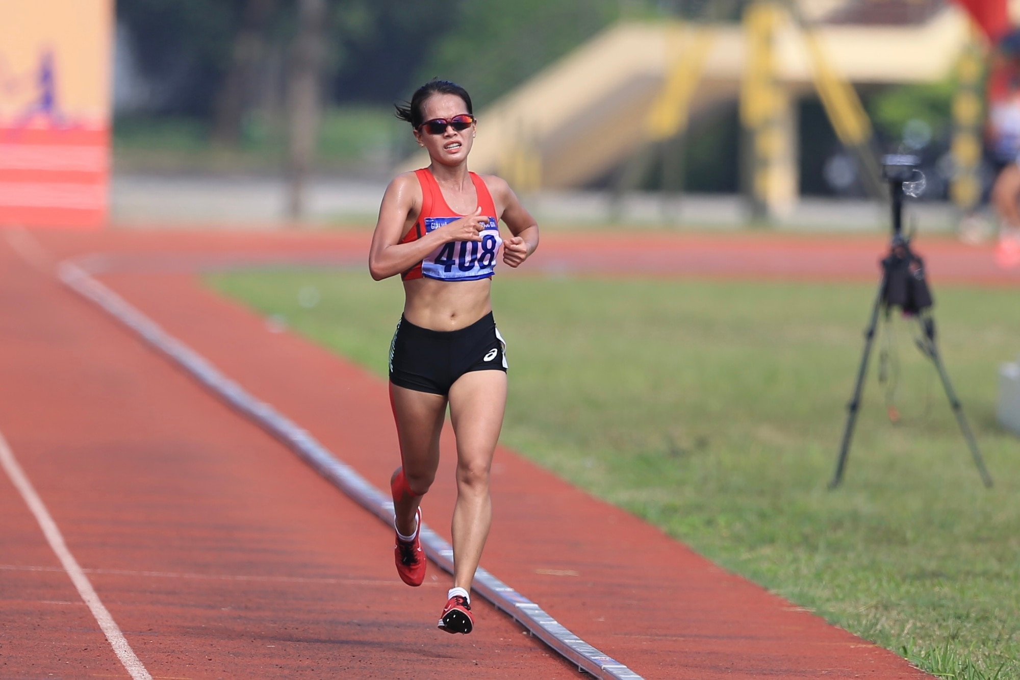 Cô gái nhỏ nhắn Lê Thị Tuyết lần đầu đoạt HCV 10.000 m điền kinh quốc gia - Ảnh 3.