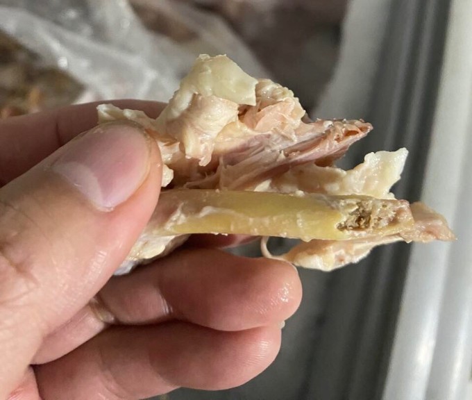 Thịt gà ôi thiu được phụ huynh phát hiện tại tủ bản quản thực phẩm sáng 25/10. Ảnh: Phụ huynh cung cấp